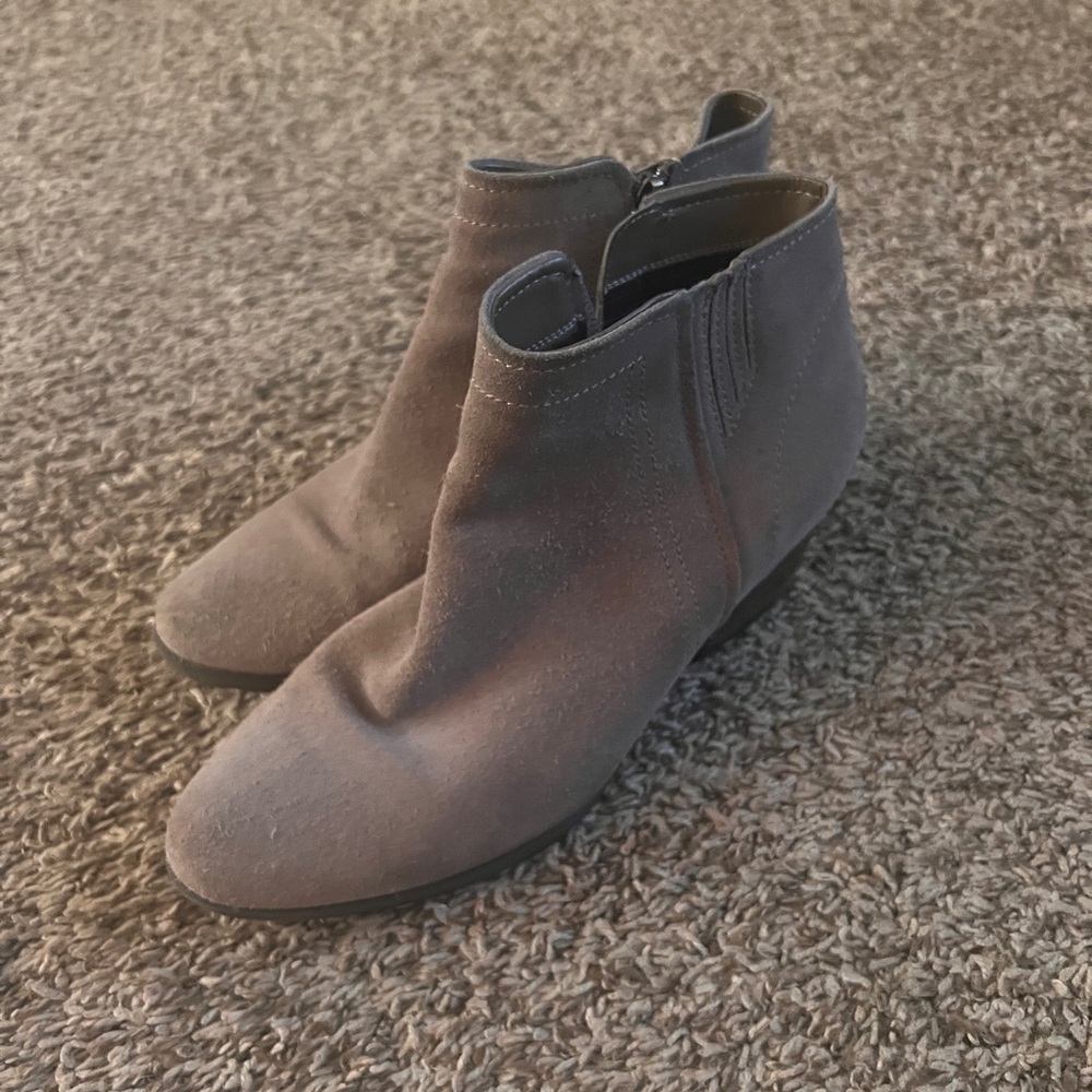 Blondo
Taupe
Size 8.5
Water Resistant
Suede
Ankle Boots
1.5” Heel - Picture 13 of 16